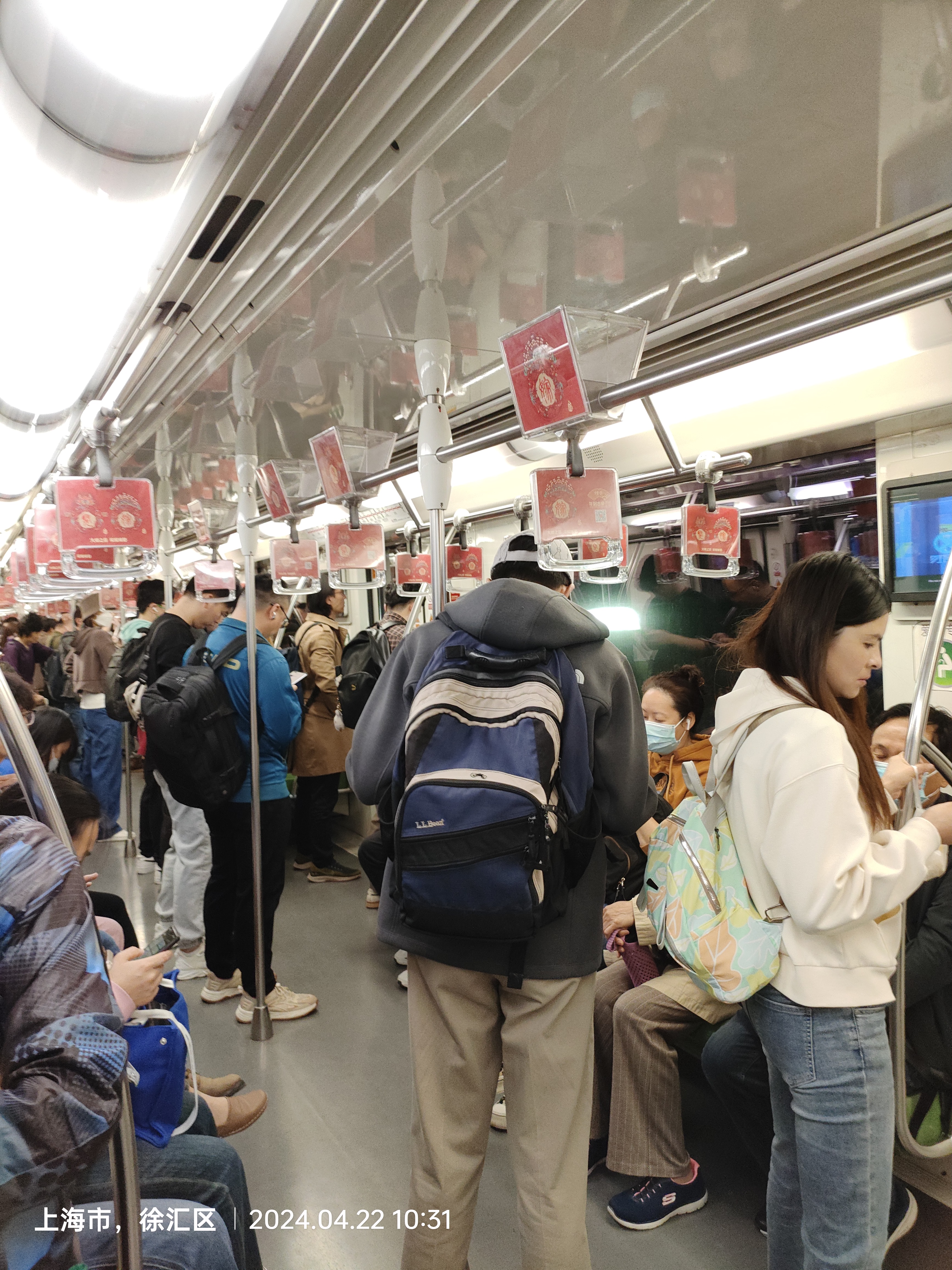 非高峰期地铁人也多